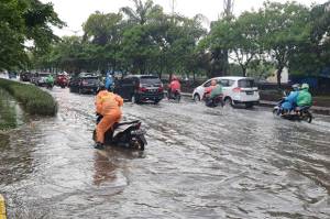 Hujan Deras, Sejumlah Wilayah di Jakbar Tergenang Banjir