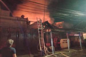 Kebakaran Warung Makan dan Rumah Warga di Rawamangun, Kerugian Ditaksir Rp500 Juta