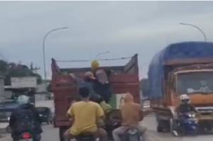 Viral Bajing Loncat Jarah Truk di Tangerang, Polisi Buru 5 Pelaku