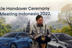 Menko Airlangga Serah Terima Mobil Listrik Hyundai Jadi Kendaraan Resmi Delegasi G20