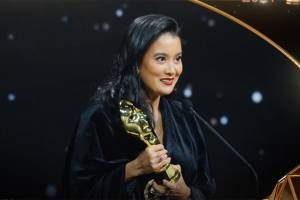 Marcella Zalianty Raih Piala Pemeran Wanita Pendukung Terbaik IMAA 2021