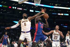 Hasil Pertandingan NBA, Senin (29/11/2021): Lebron James Moncer, Lakers Bungkam Pistons