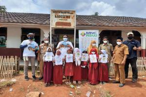 MNC Peduli Sumbang Perlengkapan Sekolah di SD Kadusewu Bogor