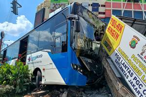 Bus Transjakarta Tabrak Pos Polisi, 1 Security Alami Luka Berat