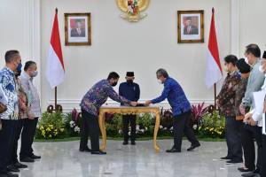 Tandatangani Perjanjian Bersama KNEKS, Bea Cukai Dukung Indonesia Menuju Pusat Produsen Halal Dunia
