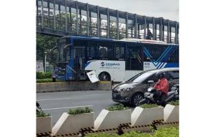 Lagi, Bus Transjakarta Hantam Pembatas Jalan di Ratu Plaza