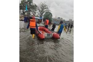 Banjir Rob di Ancol, Damkar Kerahkan Unit Quick Response dan 2 Perahu Karet