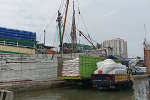 Banjir Rob, Pengusaha Bongkar Muat di Pelabuhan Sunda Kelapa Rugi Rp100 Juta