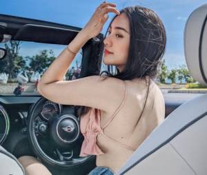 Intip Gaya Sensual Anya Geraldine di Atas Mobil, Nomor 5 Bukan Kendaraan Biasa