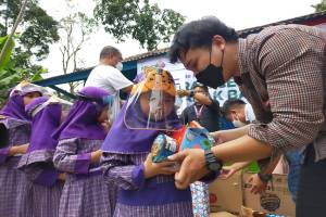 MNC Peduli-MNC Land Tebar Bantuan Buku dan Perlengkapan Kebersihan di PAUD Nurul Aliya Cigombong