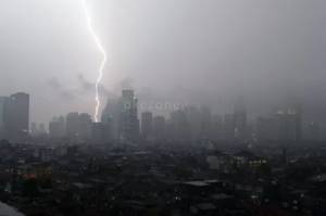 Cuaca Jakarta Hari Ini Hujan, Waspadai Petir dan Angin Kencang