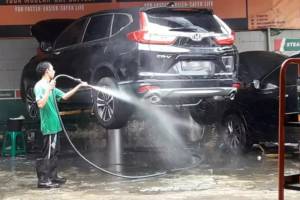 Cuci Mobil Hidrolik Tak Baik Kalau Keseringan, Ini Alasannya