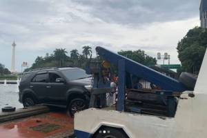 Out of Control, Mobil Mewah Nyemplung ke Kolam Patung Kuda