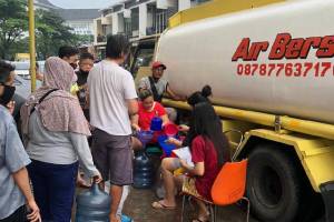 Anggota DPRD DKI Kenneth Bantu Warga Rusunami City Garden Dapatkan Air Bersih
