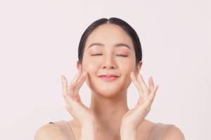 4 Rekomendasi Skincare Viral Terbaik untuk Kulit Mudah Berjerawat