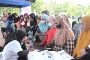 Ringankan Beban Warga, UKM Emak-emak For Sandi Gelar Bazar Sembako Murah di Pekanbaru