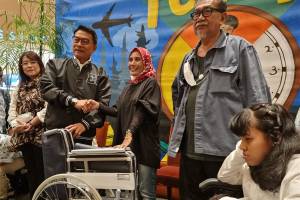 Hadiri Pemutaran Film Tegar, Moeldoko Serahkan Bantuan Kursi Roda untuk Komunitas Disabilitas