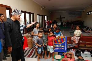 Ganjar Datangi Pengungsi Banjir di Kudus, Jamin Bantuan Logistik Tercukupi