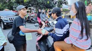 Berdayakan UMKM, Aksi Jaringan Sandi Uno Berbagi Takjil di Jakarta Barat