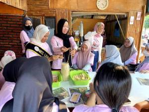 Srikandi Ganjar Latih Anak Muda Bikin Usaha Angkringan di Lampung