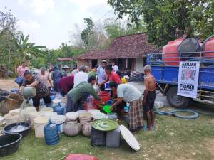 Orang Muda Ganjar Serap Aspirasi Warga Grobogan dan Salurkan Bantuan Air Bersih