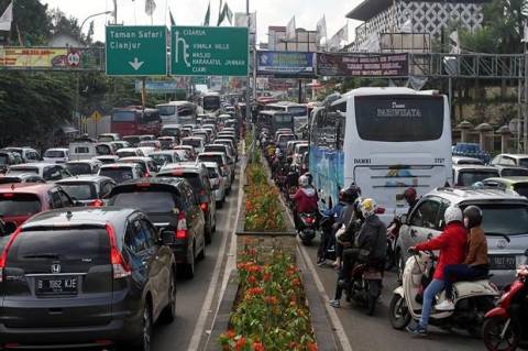 kemacetan telah menjadi hal yang biasa di jakarta kemacetan tersebut disebabkan oleh beberapa faktor