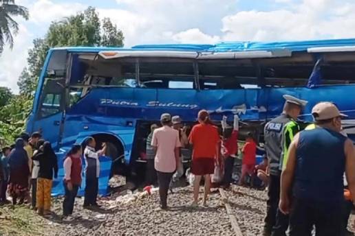 Brak! Bus Putra Sulung Ditabrak Kereta Api di OKU Timur, Para Penumpang Tergeletak