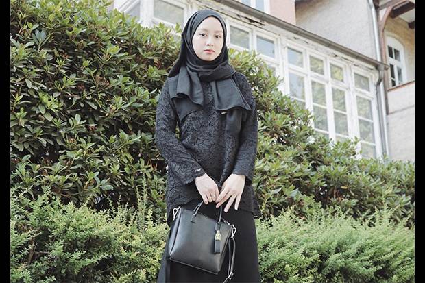  Baju  Hitam Bebas  Monoton untuk Hijaber