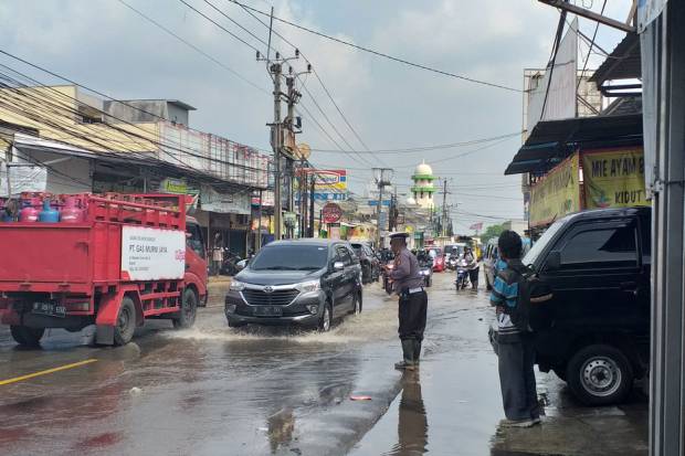 [Berita] Hujan Lebat Disertai Angin Kencang, Masyarakat Depok Diminta Waspada