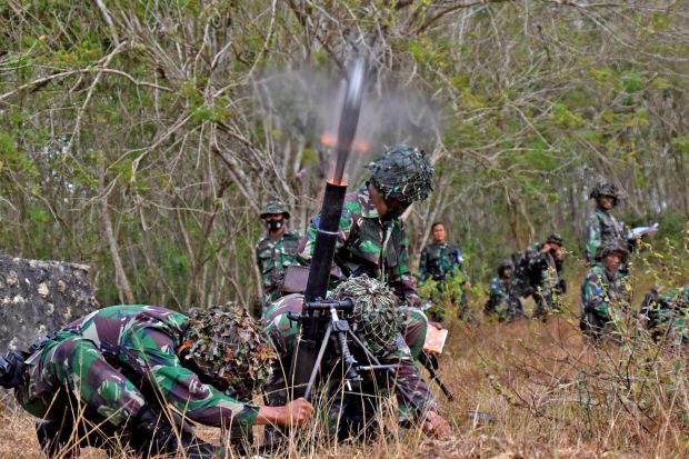 Foto Hancurkan Persembunyian Musuh Pasukan Infanteri Tembakkan Mortir Mm