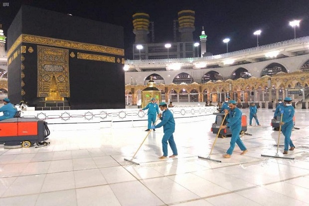Otoritas Makkah Gunakan 54 Ribu Liter Desinfektan untuk Bersihkan KaBah