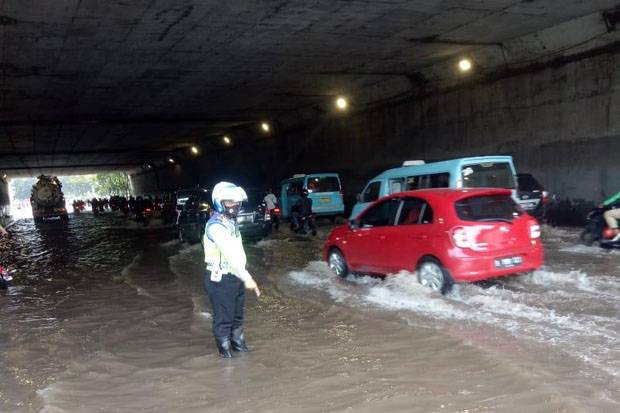 Banjir di Jakarta Belum Surut, Sejumlah Ruas Jalan Masih Tergenang