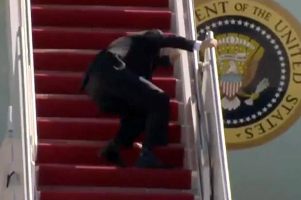 Video Joe Biden Tersandung di Tangga Air Force One