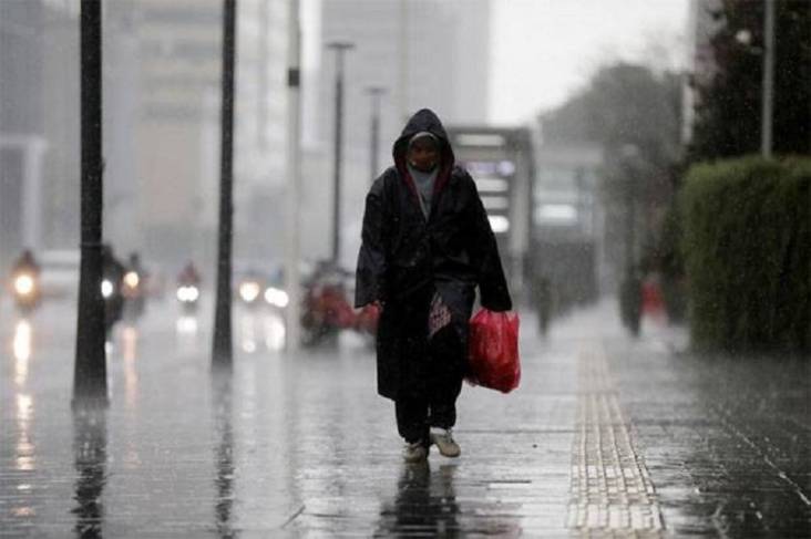 Hujan Lebat Disertai Angin Kencang Intai Jabodetabek hingga Minggu Dini Hari