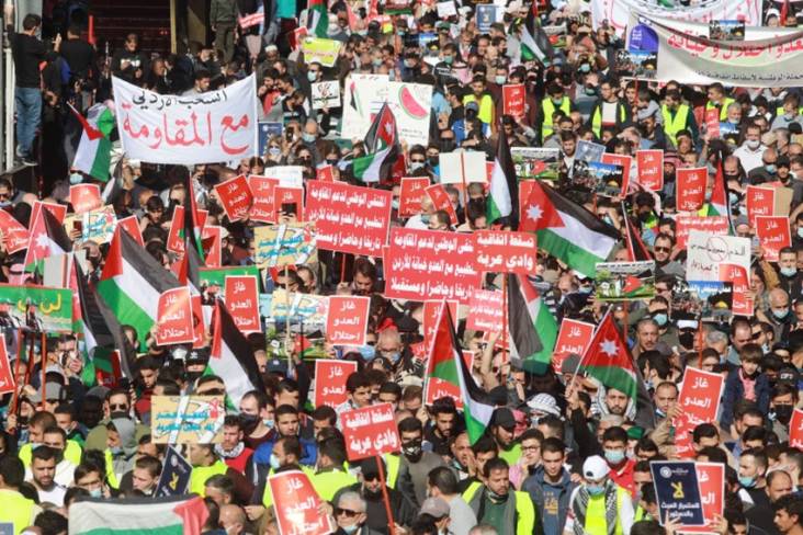 Anggota Parlemen dan Warga Yordania Protes Kesepakatan PLTS dengan Israel