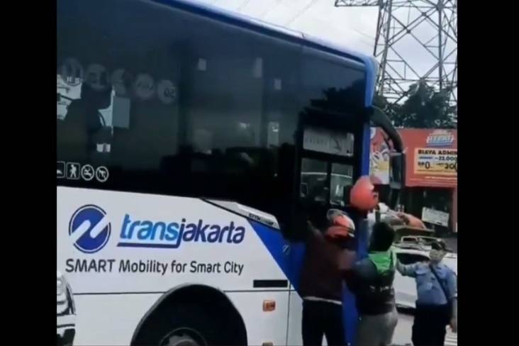 Transjakarta Tabrak Motor di Cililitan, Pengendara Balas Pecahkan Kaca Bus
