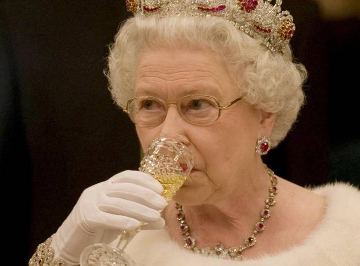 Ratu Elizabeth II Masih Tenggak Alkohol Tiap Hari, Ini Minuman Kesukaannya