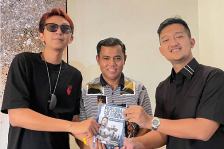 Crazy Rich Surabaya Serahkan Rp400 Juta Hasil Lelang Buku pada Mertua Vanessa Angel