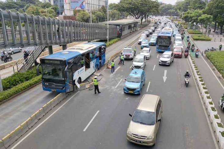 Bus Transjakarta Tabrak Pembatas Jalan di Ratu Plaza, Arus Lalu Lintas Macet