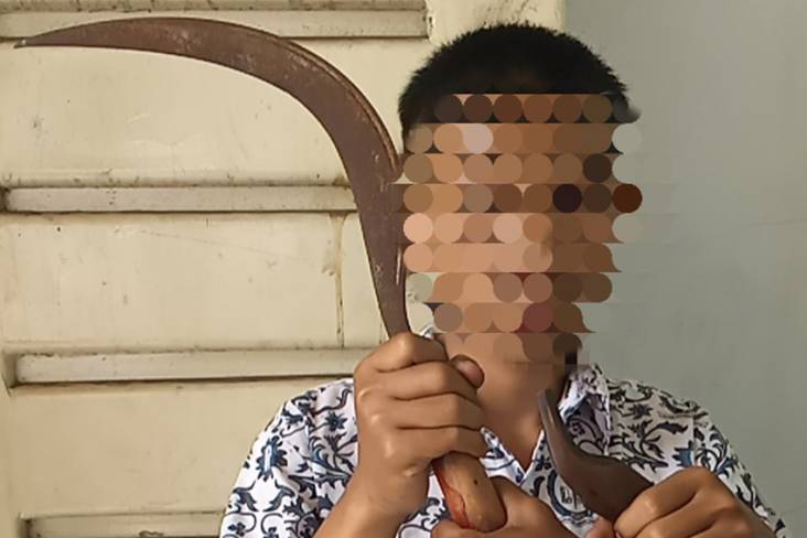 Mau Tawuran, Pelajar Bogor Tertangkap Basah Selipkan Celurit dan Kujang