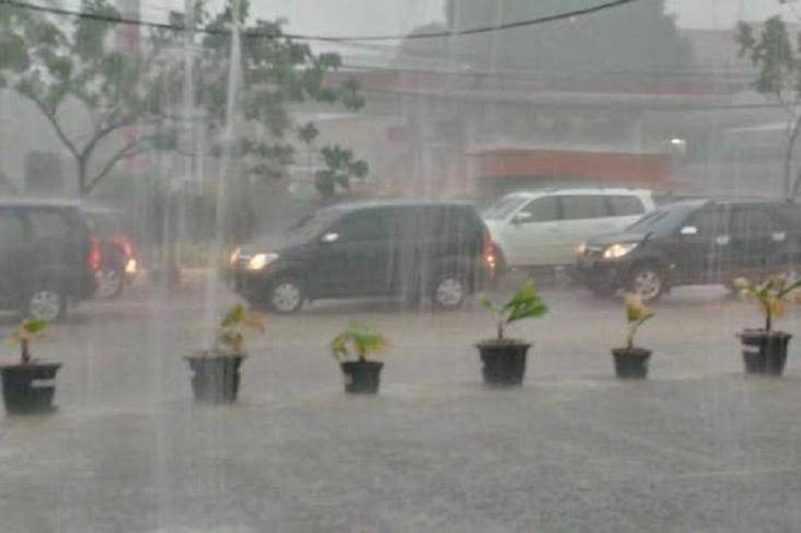 BPBD: Hujan Lebat Berpotensi Landa Jakarta Sabtu-Minggu, Waspadai Banjir