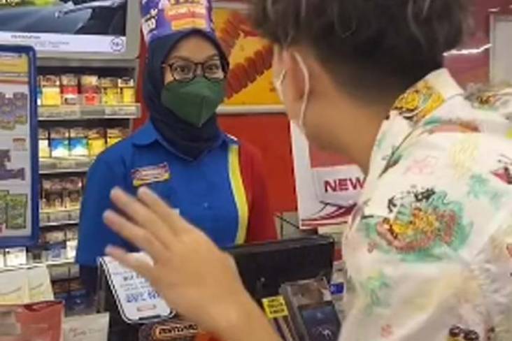 Viral! Pria Borong Barang di Minimarket, Harga Totalnya Senilai Satu Unit Mobil