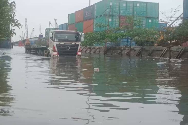Banjir Rob, Aktivitas Bongkar Muat di Pelabuhan Sunda Kelapa Terhenti