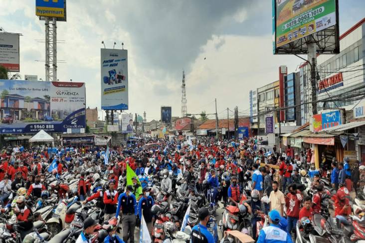Aksi Buruh Kabupaten Tangerang Lumpuhkan Jalan Raya Serang