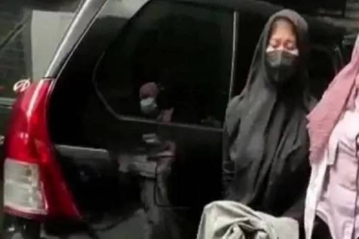 Pakai Hijab saat Ditangkap, Tagar Siskaeee Bukan Muslim Viral di Twitter