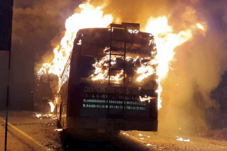 Brutal! Gerombolan Bandit Bakar Bus, 30 Penumpang Tewas Terpanggang
