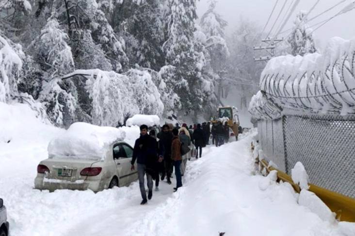 Korban Tewas Terjebak Dalam Mobil Akibat Badai Salju di Pakistan Jadi 22 Orang