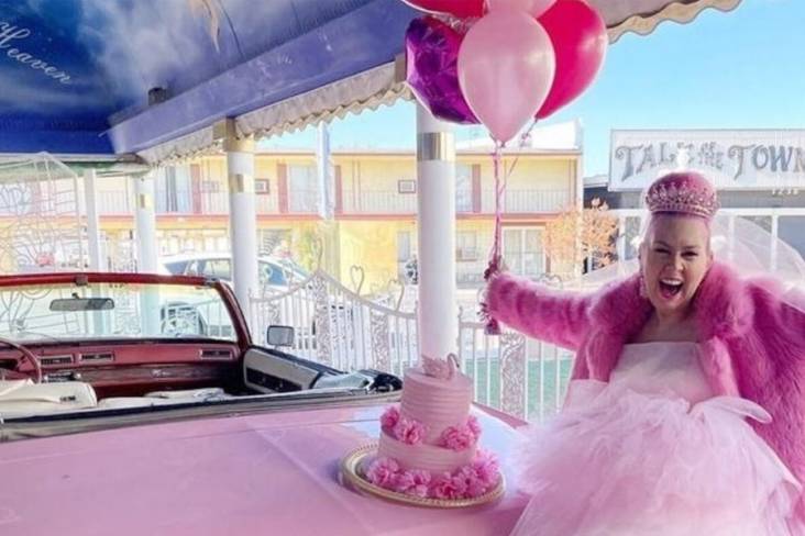 Perempuan AS Menikahi Warna Pink Setelah Berpacaran Selama 40 Tahun