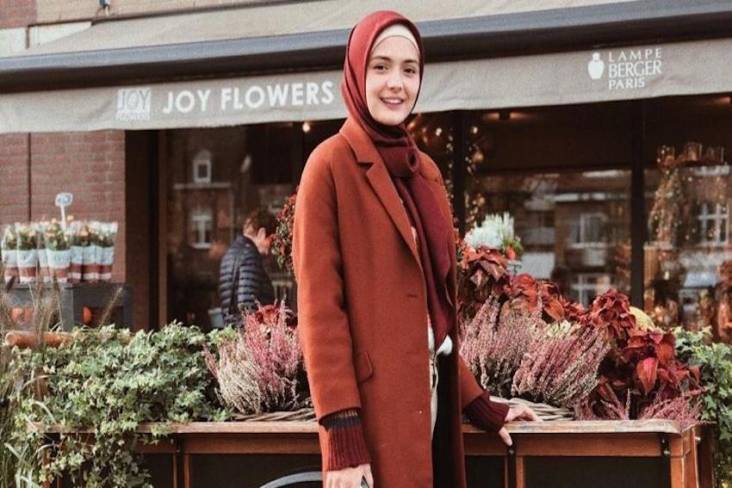 Perdana Main Film Religi, Amanda Rawles Tampil Anggun Kenakan Hijab