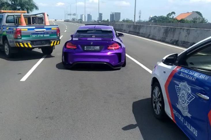 Viral Konvoi Mobil Mewah Buat Kemacetan, Netizen: Kalau Lelaguan Bikin Tol Sendiri Bos